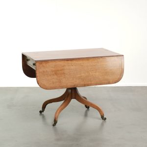 Elegante antieke Engelse hangoor bijzettafel uit de 19e eeuw met messing details