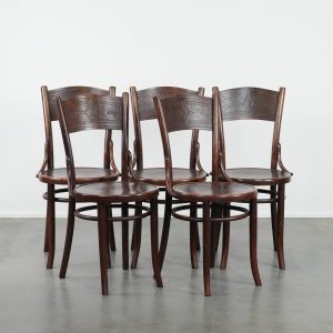 Leuke tijdloze set van vijf vintage houten Cosmos bistro design stoelen met mooi snijwerk en prachtige details