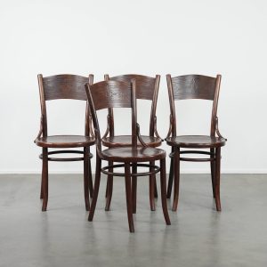 Set van vier leuke tijdloze vintage houten Cosmos bistro design stoelen met mooi snijwerk en prachtige details