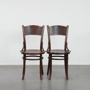 Set van twee tijdloze vintage houten Cosmos bistro design stoelen met mooi snijwerk