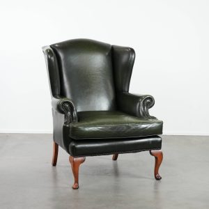 Prachtige gladde klassieke rundleren chesterfield oorfauteuil in een stijlvolle donkergroene kleur