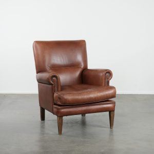 Leuke en comfortabele fauteuil gemaakt van cognac kleurig rundleer in Engelse stijl