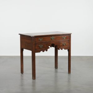 Prachtige Engelse antieke lowboy/ side table van eikenhout uit de 18e eeuw met elegante details