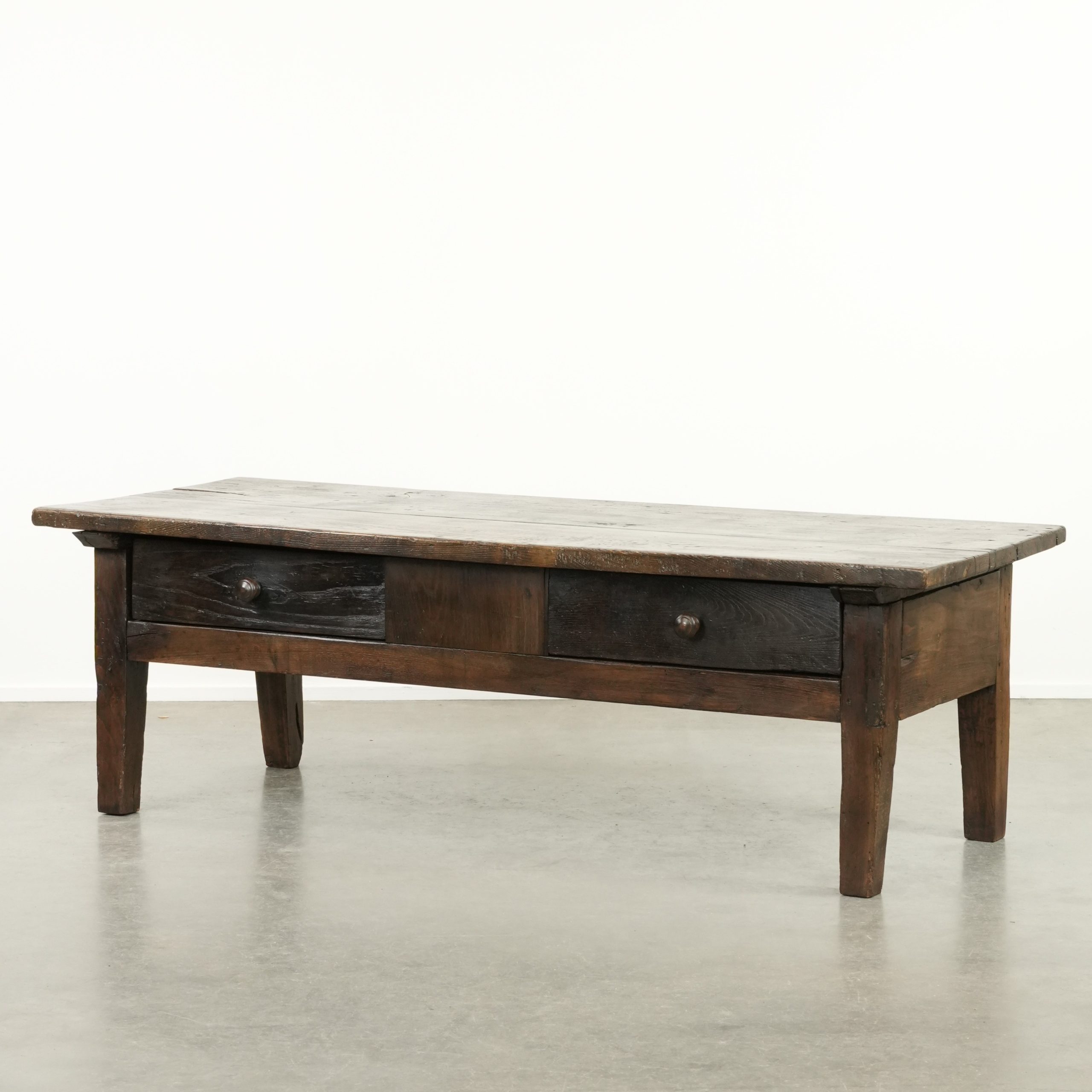 Prachtige antieke 18e eeuwse Zuid Europese salontafel van kastanjehout met twee lades en een mooi patina
