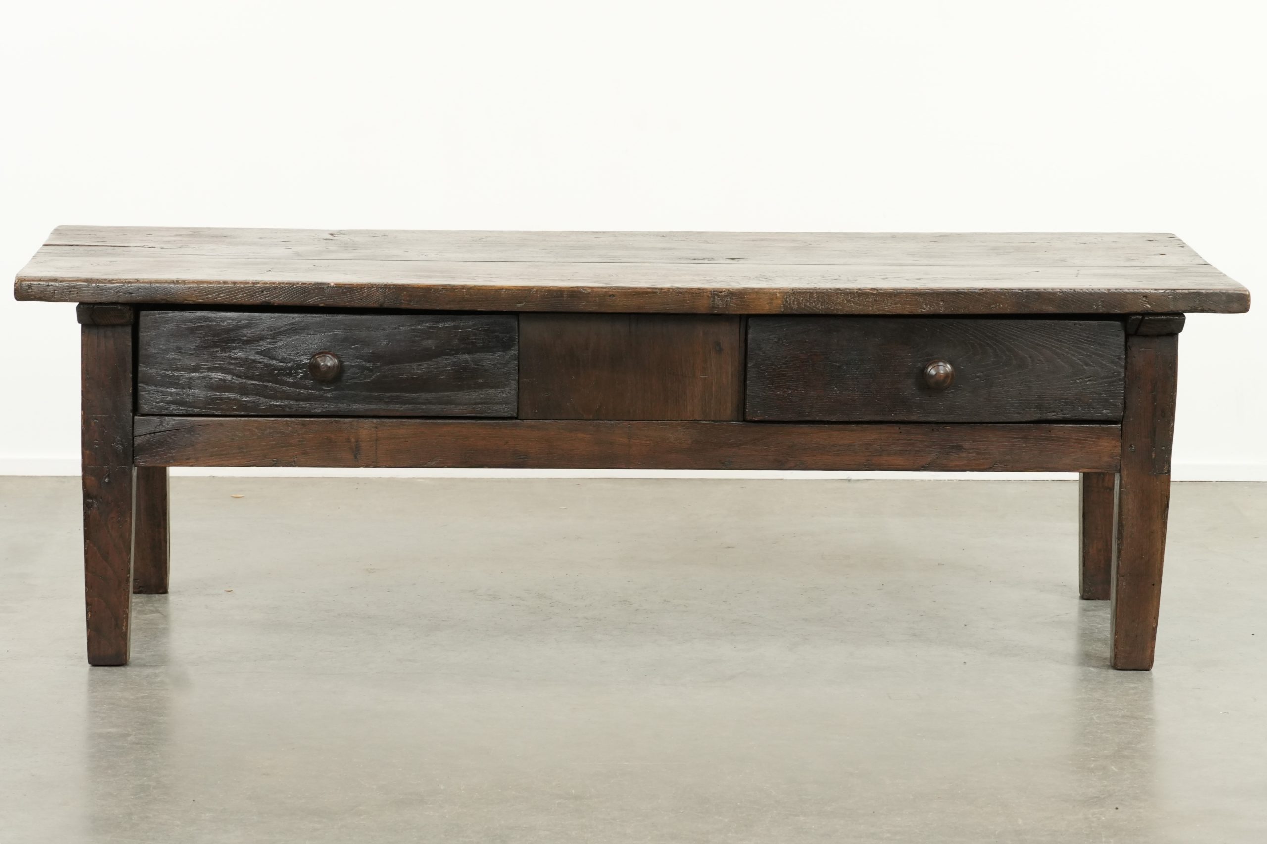 Prachtige antieke 18e eeuwse Zuid Europese salontafel van kastanjehout met twee lades en een mooi patina - Afbeelding 2