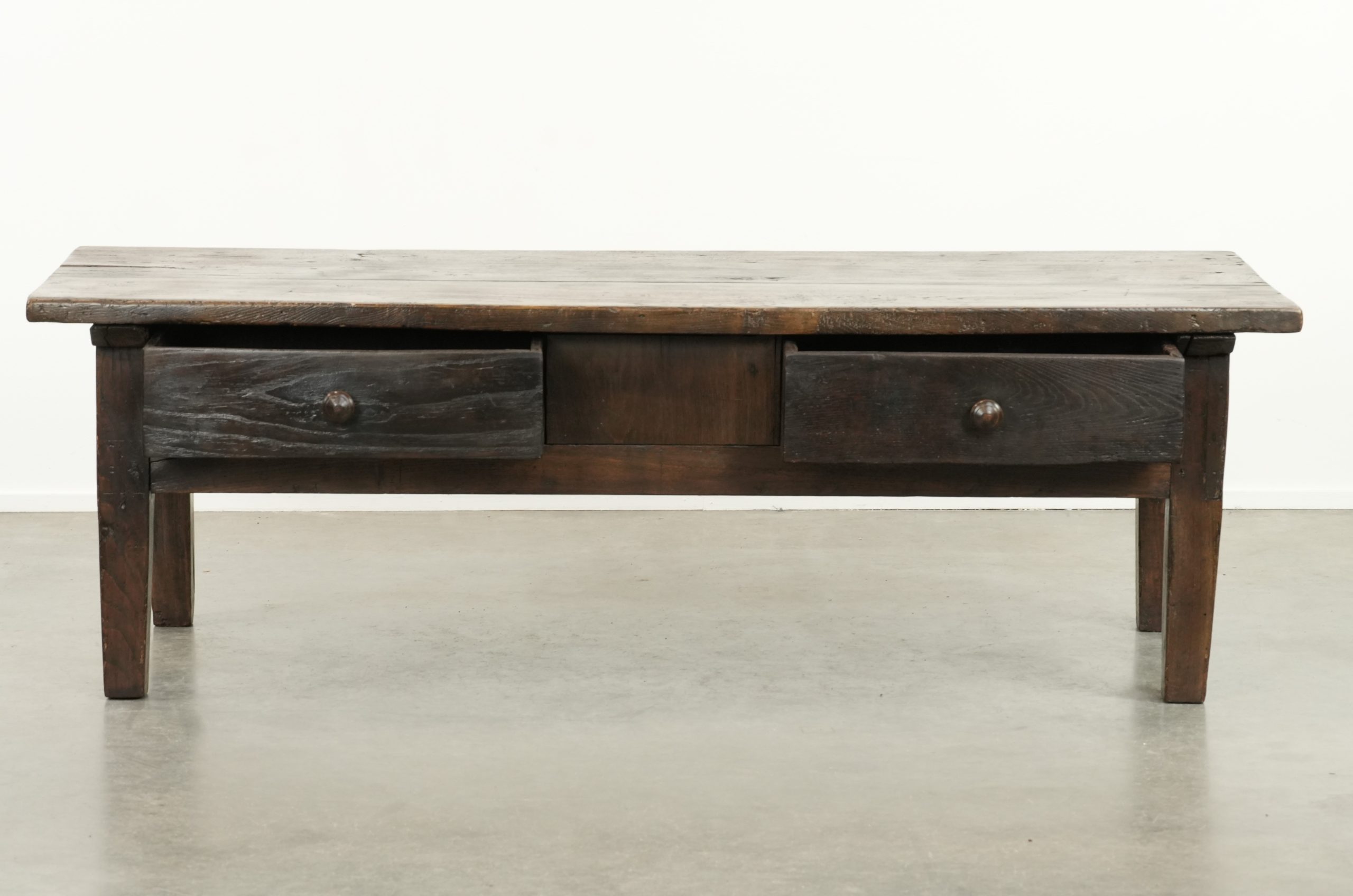 Prachtige antieke 18e eeuwse Zuid Europese salontafel van kastanjehout met twee lades en een mooi patina - Afbeelding 3