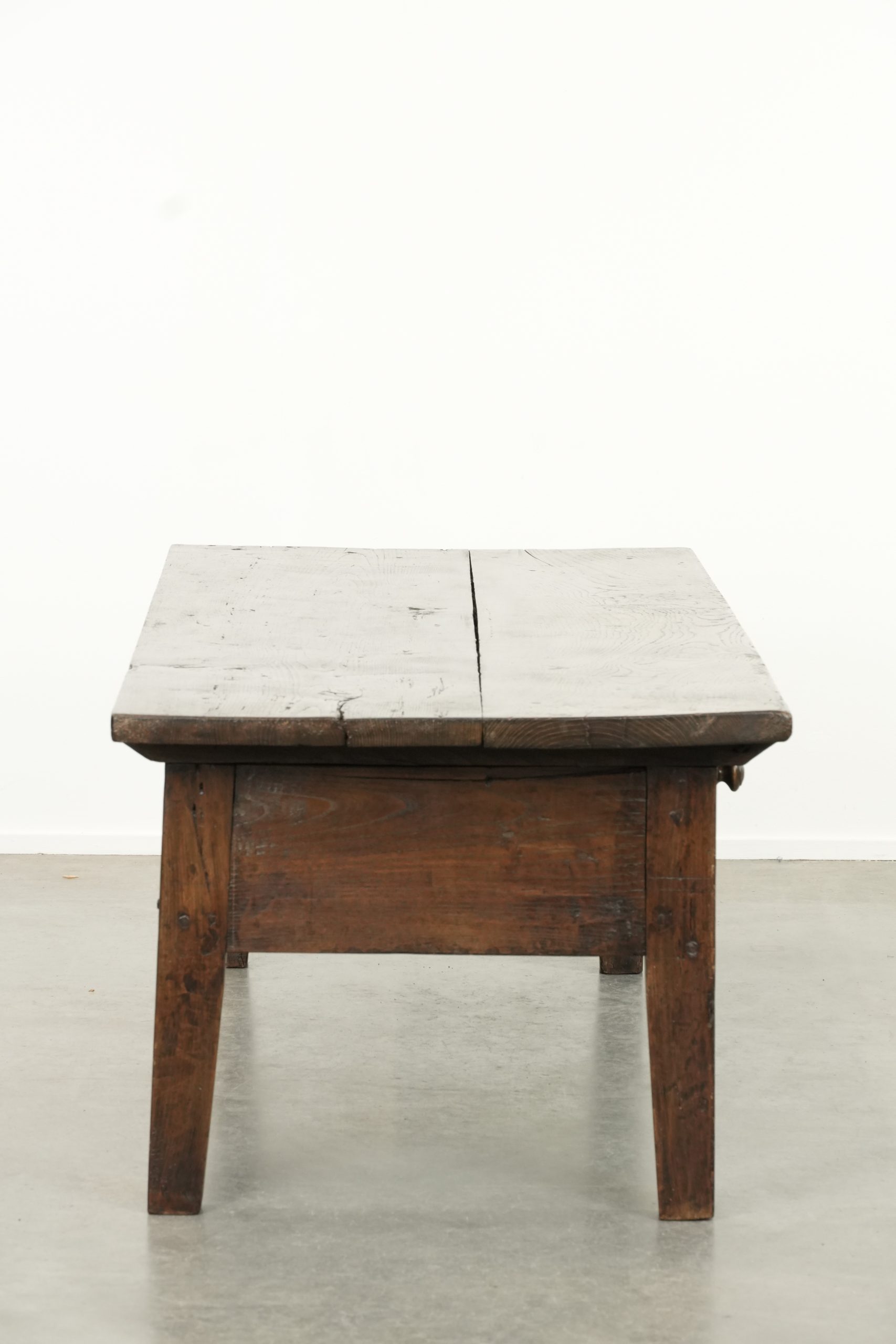 Prachtige antieke 18e eeuwse Zuid Europese salontafel van kastanjehout met twee lades en een mooi patina - Afbeelding 4