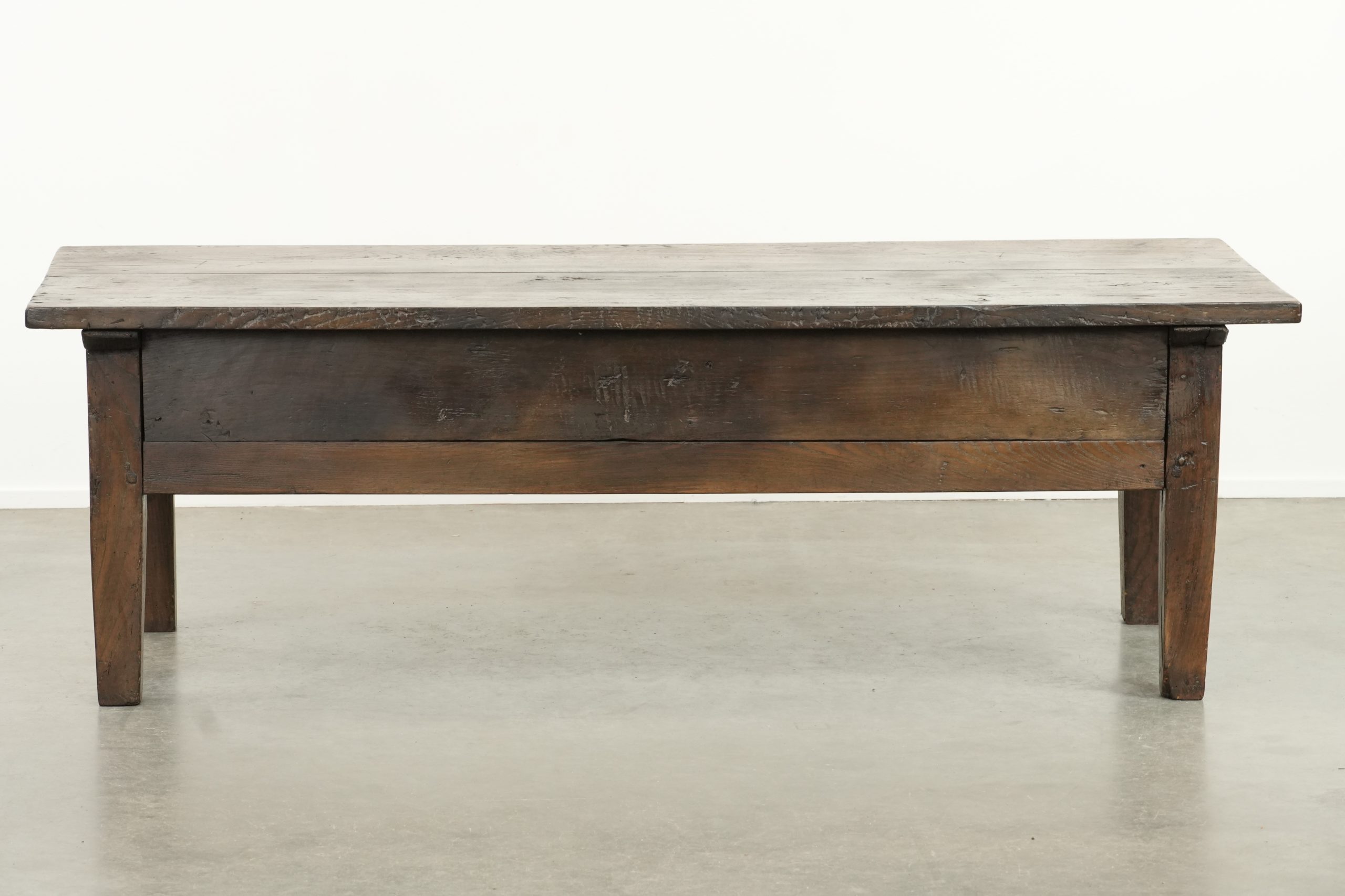 Prachtige antieke 18e eeuwse Zuid Europese salontafel van kastanjehout met twee lades en een mooi patina - Afbeelding 5