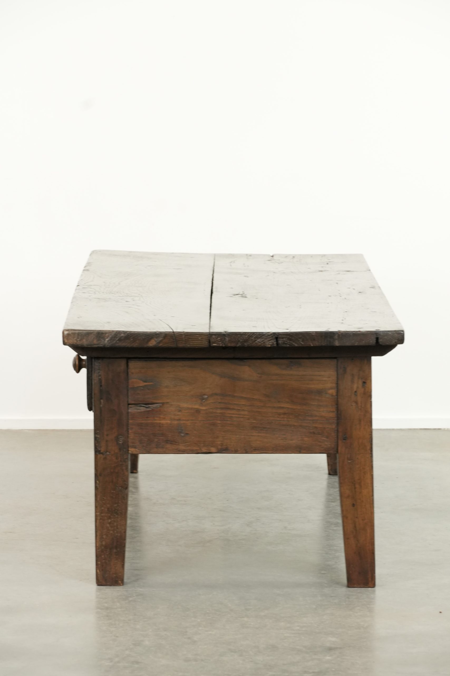 Prachtige antieke 18e eeuwse Zuid Europese salontafel van kastanjehout met twee lades en een mooi patina - Afbeelding 6