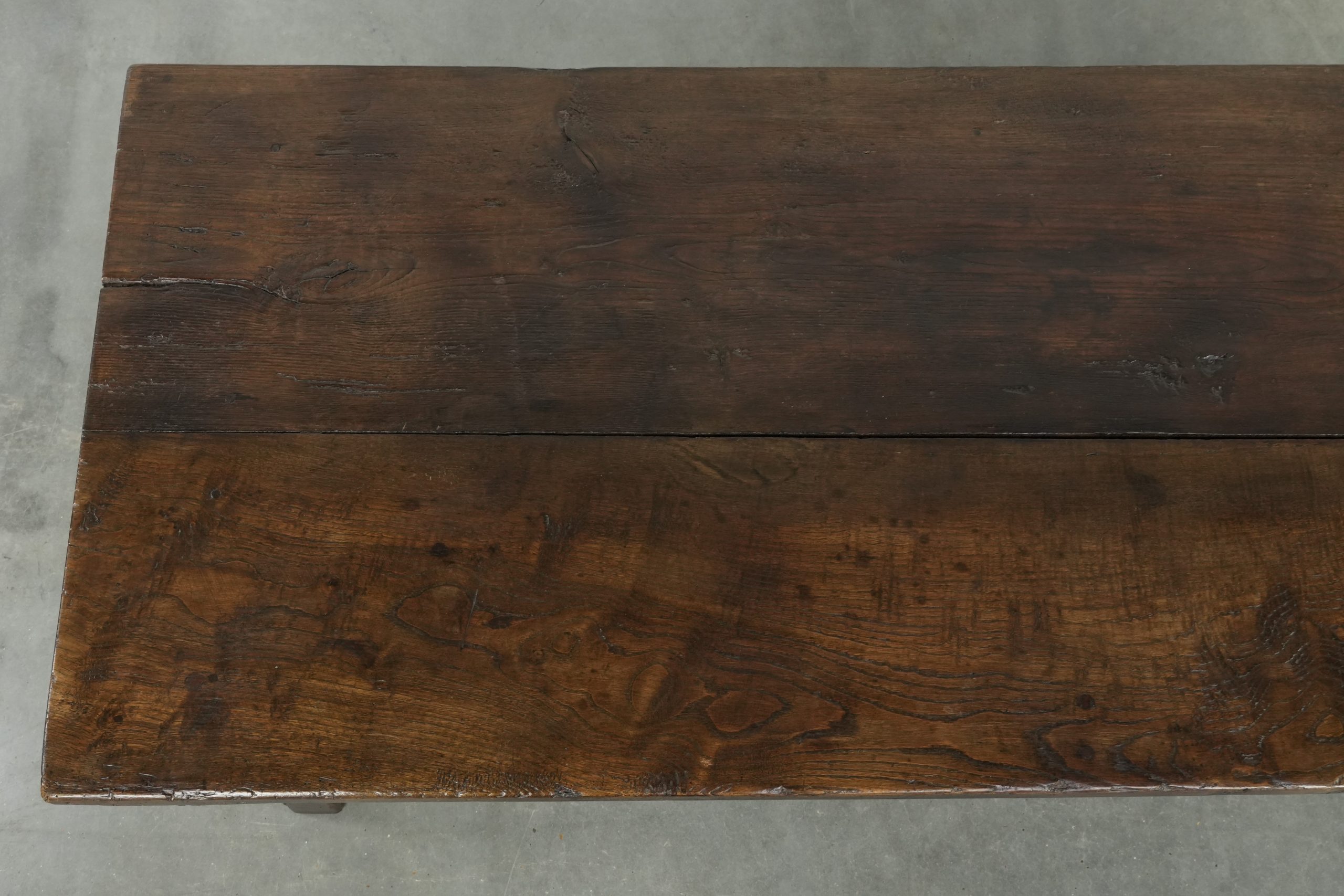 Prachtige antieke 18e eeuwse Zuid Europese salontafel van kastanjehout met twee lades en een mooi patina - Afbeelding 7