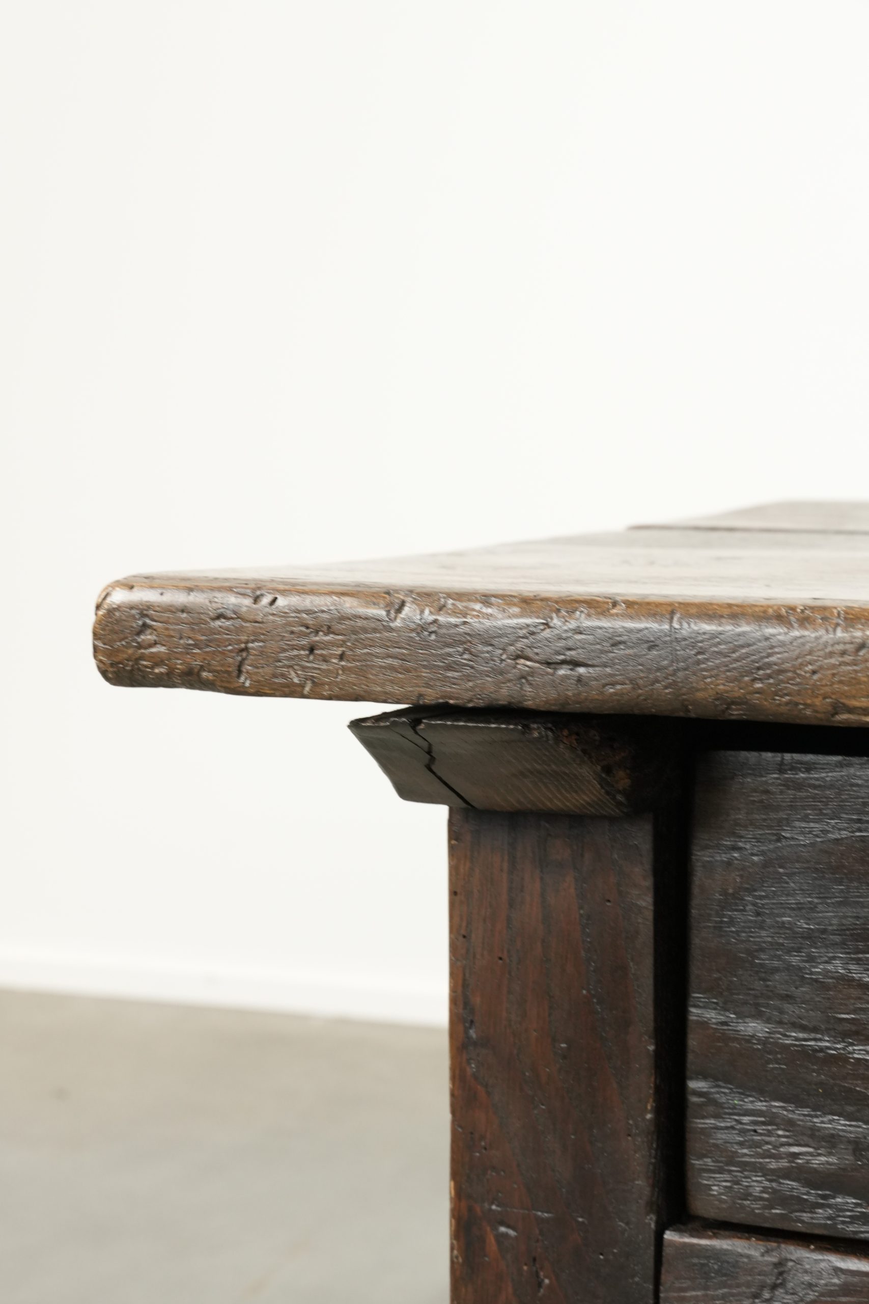 Prachtige antieke 18e eeuwse Zuid Europese salontafel van kastanjehout met twee lades en een mooi patina - Afbeelding 9