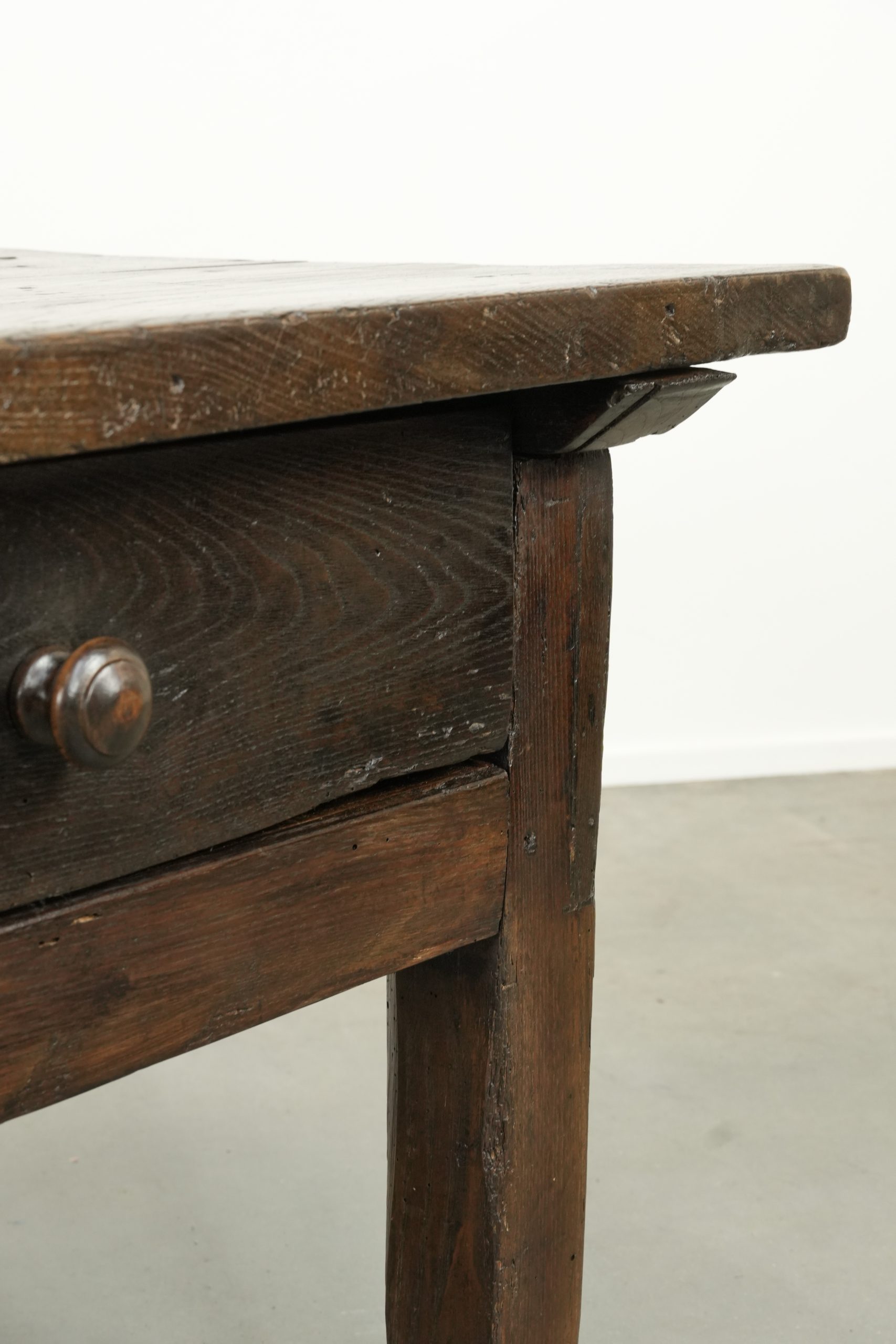 Prachtige antieke 18e eeuwse Zuid Europese salontafel van kastanjehout met twee lades en een mooi patina - Afbeelding 10