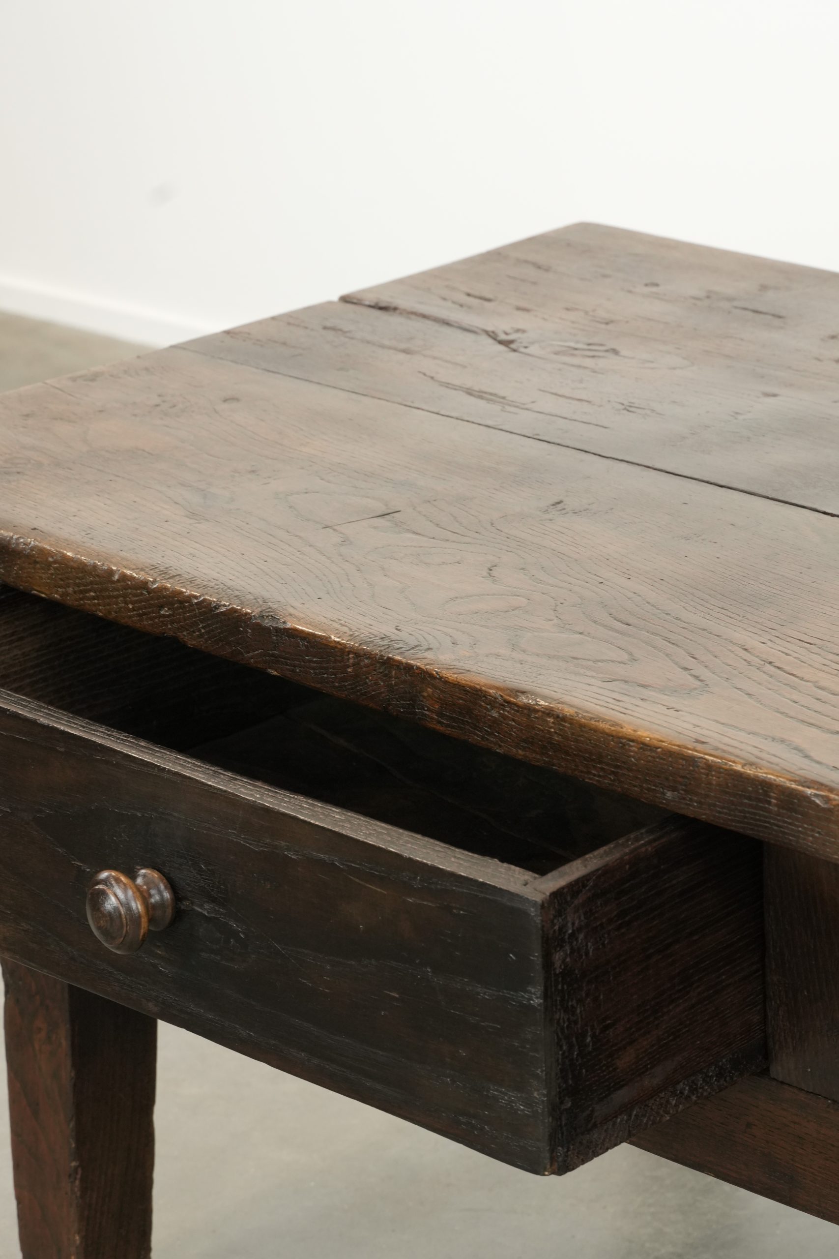 Prachtige antieke 18e eeuwse Zuid Europese salontafel van kastanjehout met twee lades en een mooi patina - Afbeelding 11