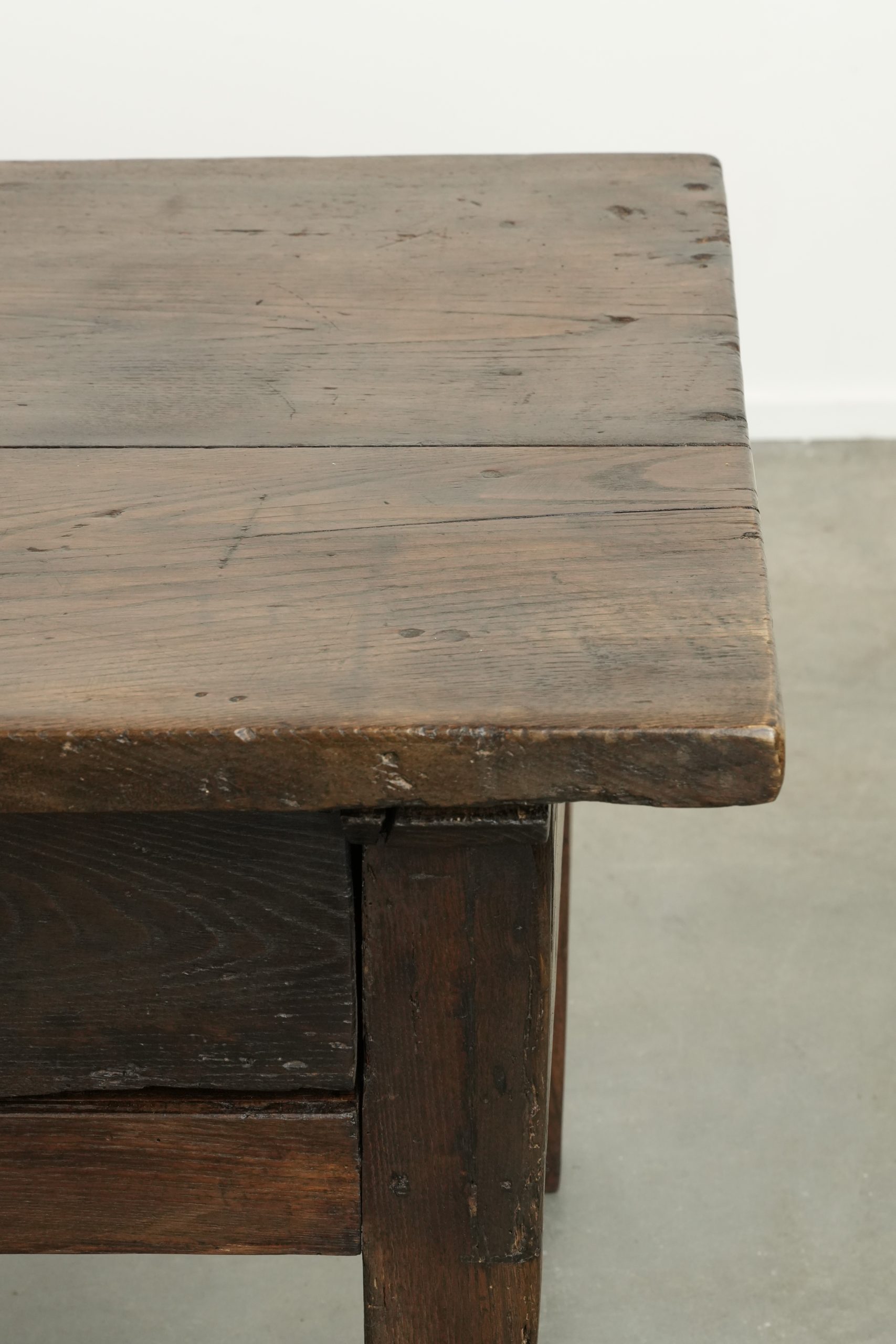 Prachtige antieke 18e eeuwse Zuid Europese salontafel van kastanjehout met twee lades en een mooi patina - Afbeelding 12