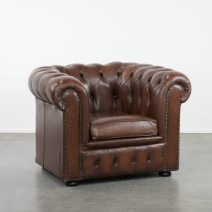 Geweldige bruine rundleren chesterfield clubfauteuil in Engelse stijl afgewerkt met siernagels