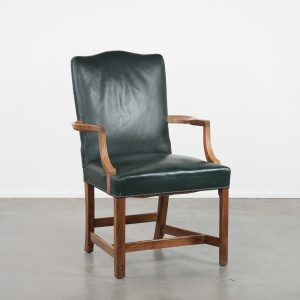 Oude Engelse rundleren en houten Gainsborough bijzet-/ bureaustoel in een mooie groene/ mosgroene kleur