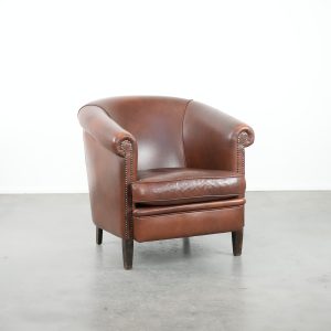 Cognac kleurige rundleren clubfauteuil in Engelse stijl met een luxe uitstraling