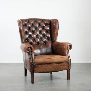 Unieke grote schapenleren chesterfield oorfauteuil in Engelse stijl met prachtige details en warme kleuren