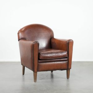 Fauteuil van mooi gevormd schapenleer in art deco design met tijdloze en warme kleuren