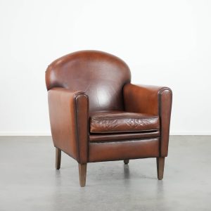 Mooi gevormde schapenleren art deco design armchair met tijdloze en warme kleuren