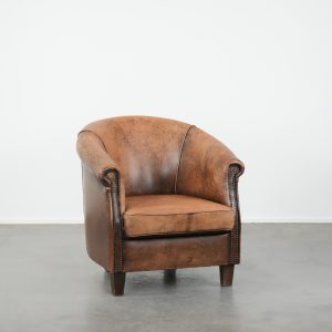 Tijdloze vintage schapenleren clubfauteuil met karakter en een mooi patina