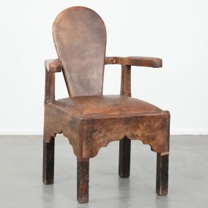Unieke antieke schapenleren stoel/ armchair met een bijzonder noord Afrikaans design