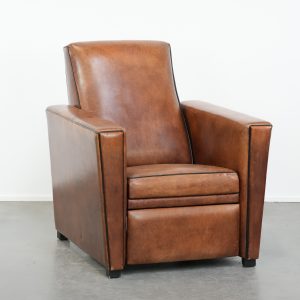 Comfortabele en verstelbare schapenleren relax fauteuil met een strak design, mooie kleuren en een mooi patina