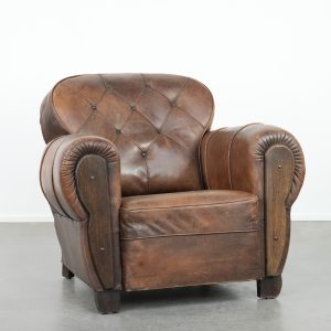 Bijzondere en heerlijk comfortabele antieke schapenleren fauteuil met een luxe uitstraling en afgewerkt met hout