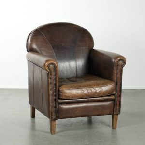 Tijdloze, luxe en karaktervolle schapenleren design armchair/ fauteuil met een prachtig patina
