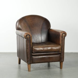 Tijdloze armchair/fauteuil van schapenleer met karaktervol patina