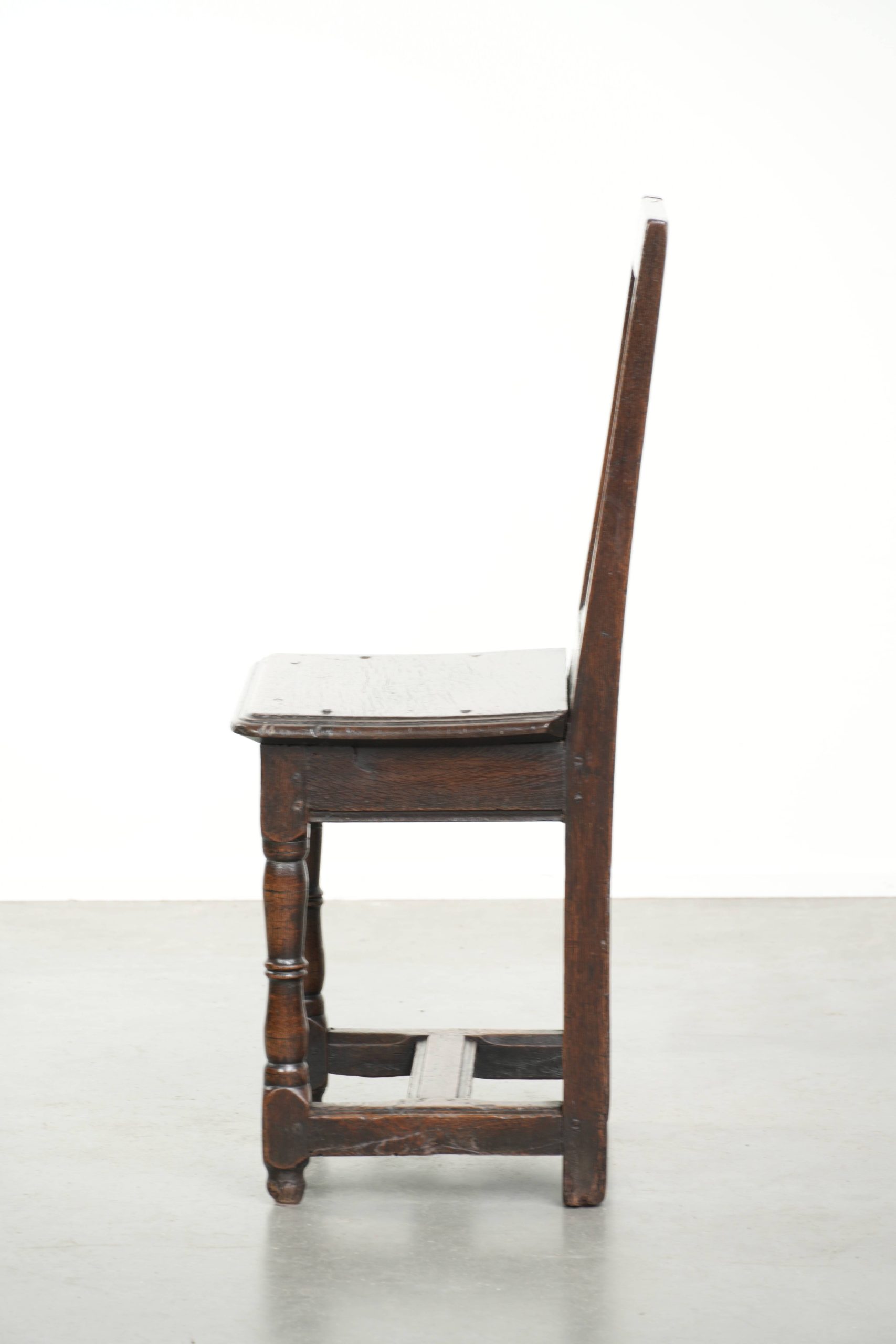 Mooie en subtiele Franse antieke Lorraine stoel uit de 18e eeuw gemaakt van eikenhout met prachtige diepe kleuren - Afbeelding 5