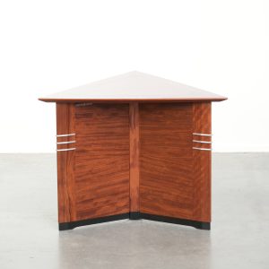 Prachtige en in goede staat verkerende driehoek vorm Art Deco design salon/ bijzettafel van Schuitema uit de Decoforma serie