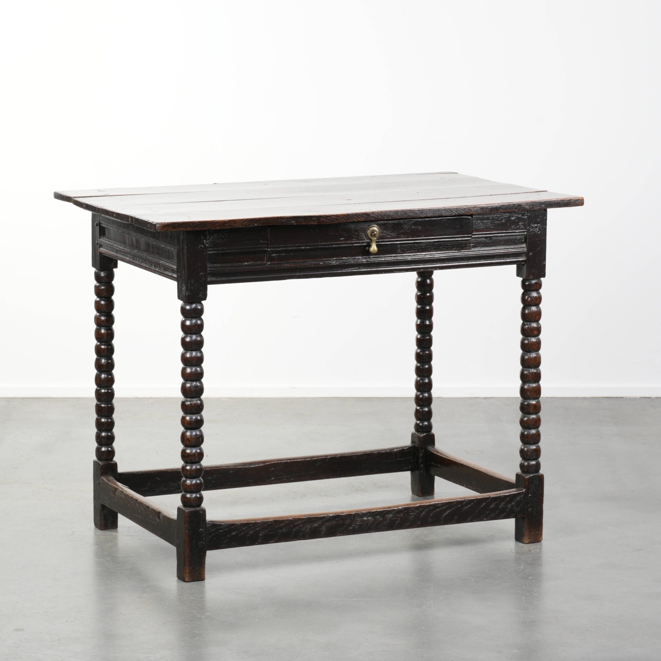 Uniek mooie antieke Engelse side table van eikenhout uit de 18e eeuw met een lade en mooie bobbin gedraaide poten