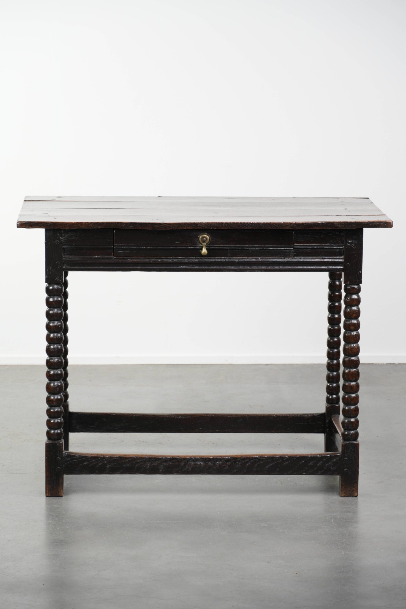Uniek mooie antieke Engelse side table van eikenhout uit de 18e eeuw met een lade en mooie bobbin gedraaide poten - Afbeelding 2