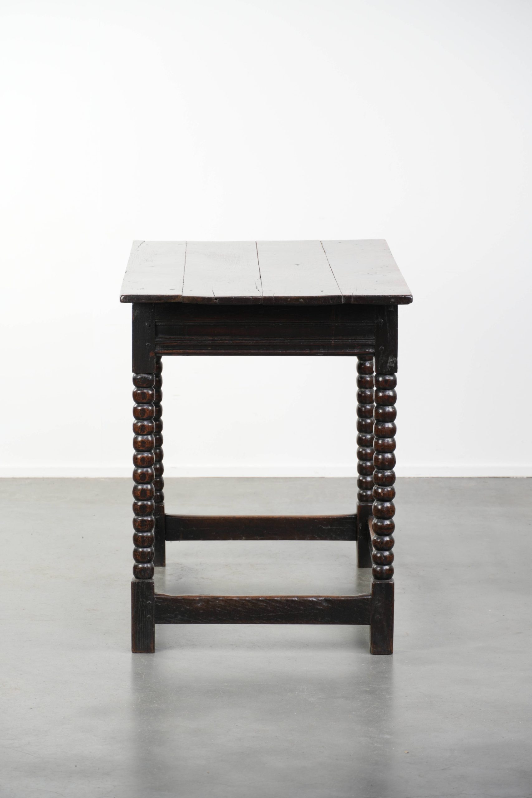 Uniek mooie antieke Engelse side table van eikenhout uit de 18e eeuw met een lade en mooie bobbin gedraaide poten - Afbeelding 3