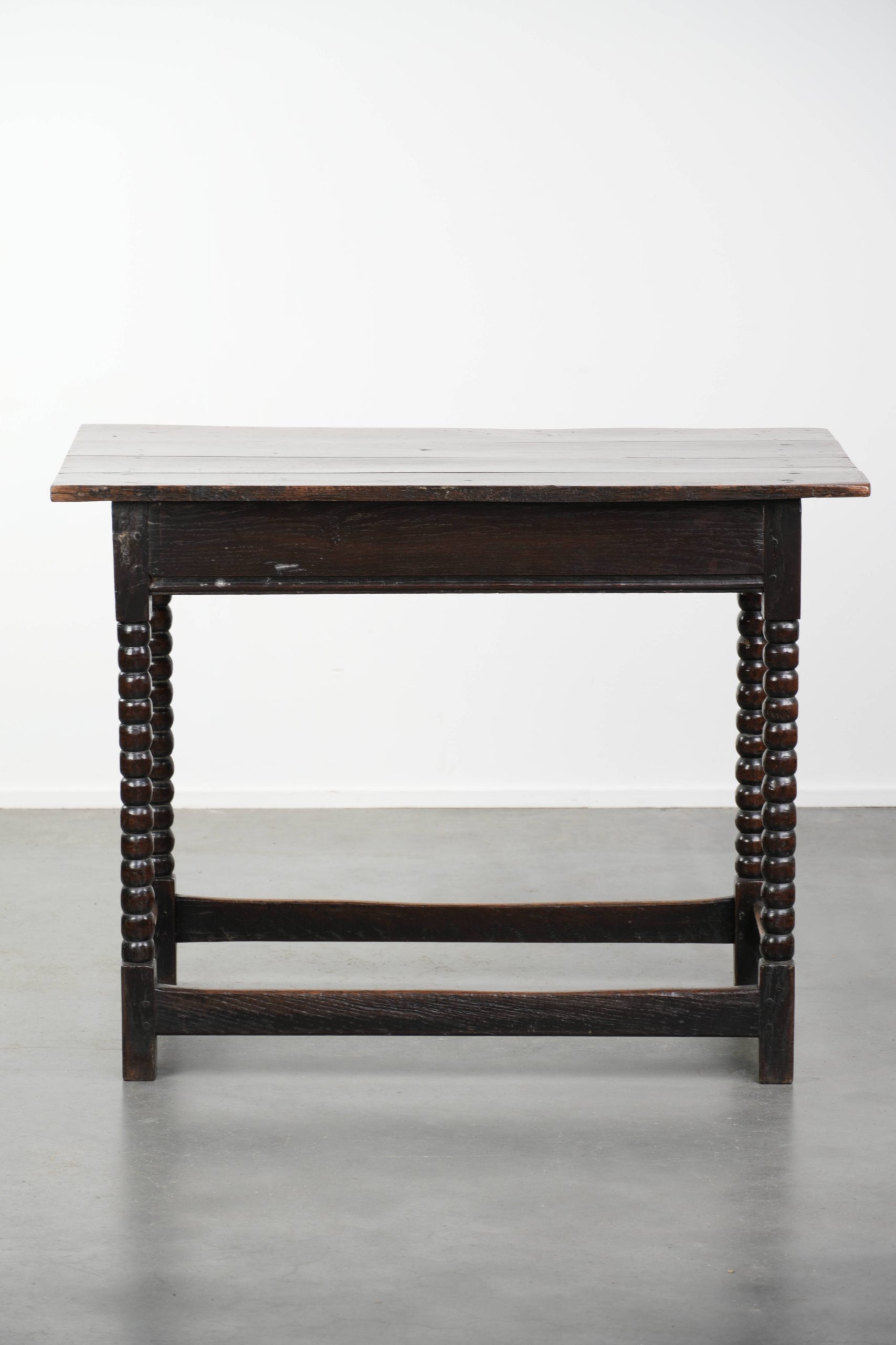 Uniek mooie antieke Engelse side table van eikenhout uit de 18e eeuw met een lade en mooie bobbin gedraaide poten - Afbeelding 4