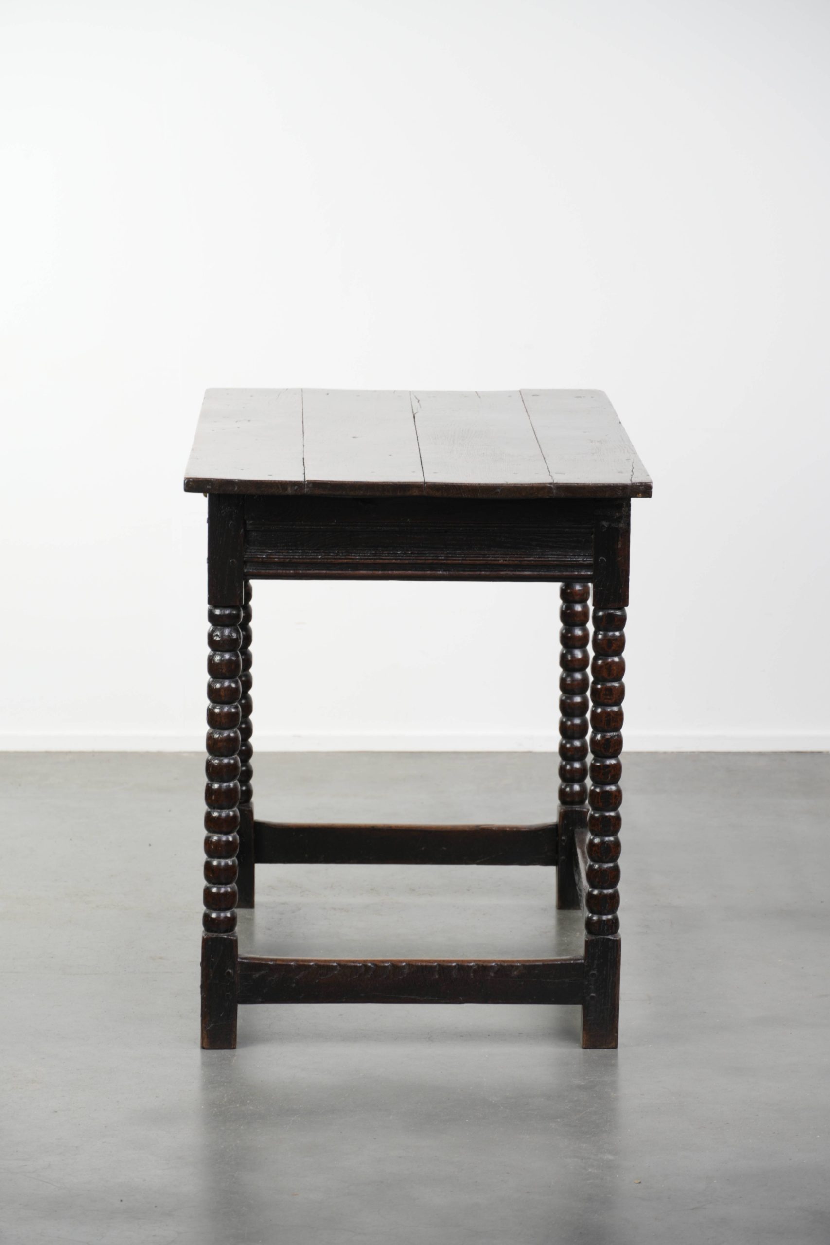 Uniek mooie antieke Engelse side table van eikenhout uit de 18e eeuw met een lade en mooie bobbin gedraaide poten - Afbeelding 5