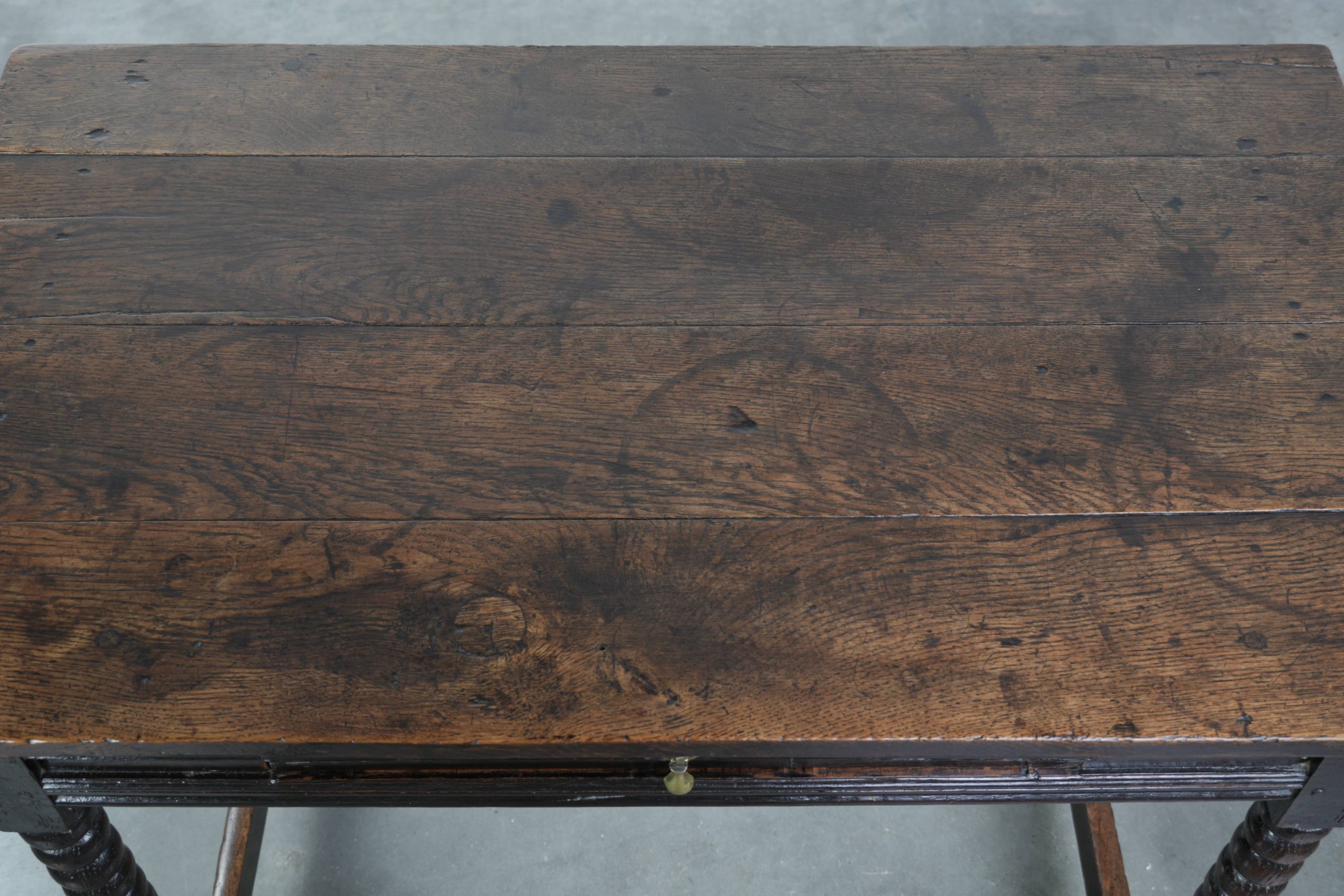 Uniek mooie antieke Engelse side table van eikenhout uit de 18e eeuw met een lade en mooie bobbin gedraaide poten - Afbeelding 6