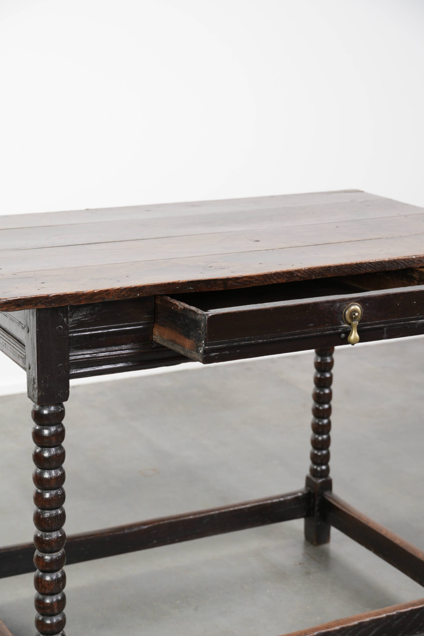 Uniek mooie antieke Engelse side table van eikenhout uit de 18e eeuw met een lade en mooie bobbin gedraaide poten - Afbeelding 7