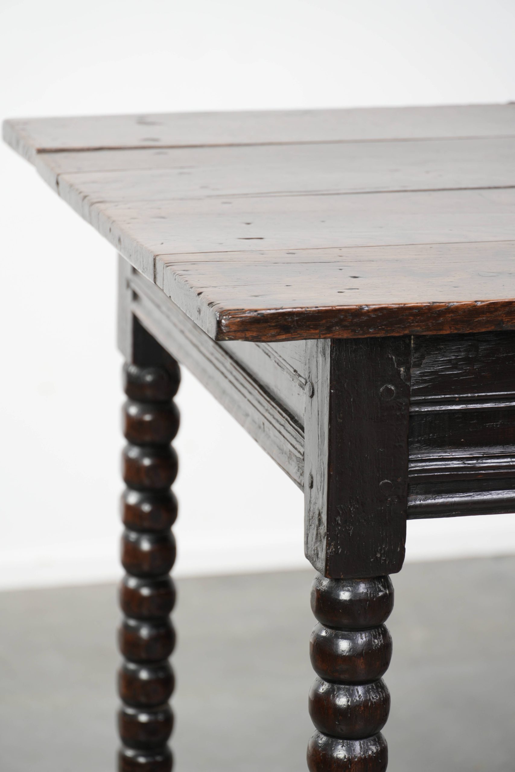 Uniek mooie antieke Engelse side table van eikenhout uit de 18e eeuw met een lade en mooie bobbin gedraaide poten - Afbeelding 8