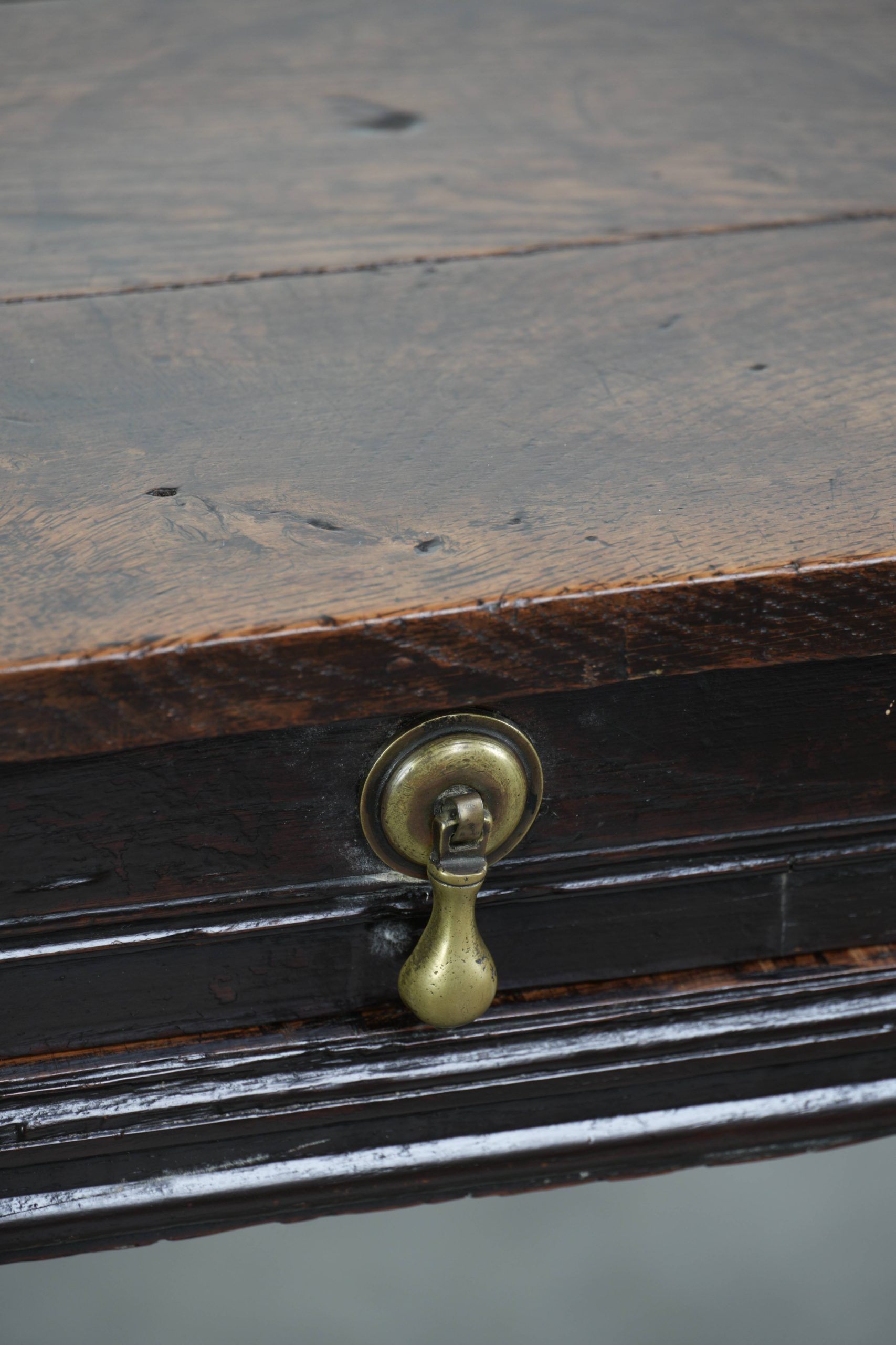 Uniek mooie antieke Engelse side table van eikenhout uit de 18e eeuw met een lade en mooie bobbin gedraaide poten - Afbeelding 10