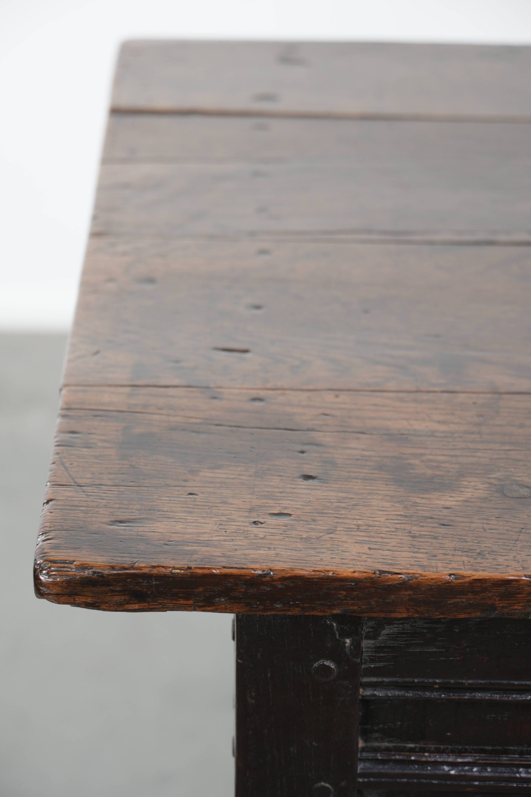 Uniek mooie antieke Engelse side table van eikenhout uit de 18e eeuw met een lade en mooie bobbin gedraaide poten - Afbeelding 11