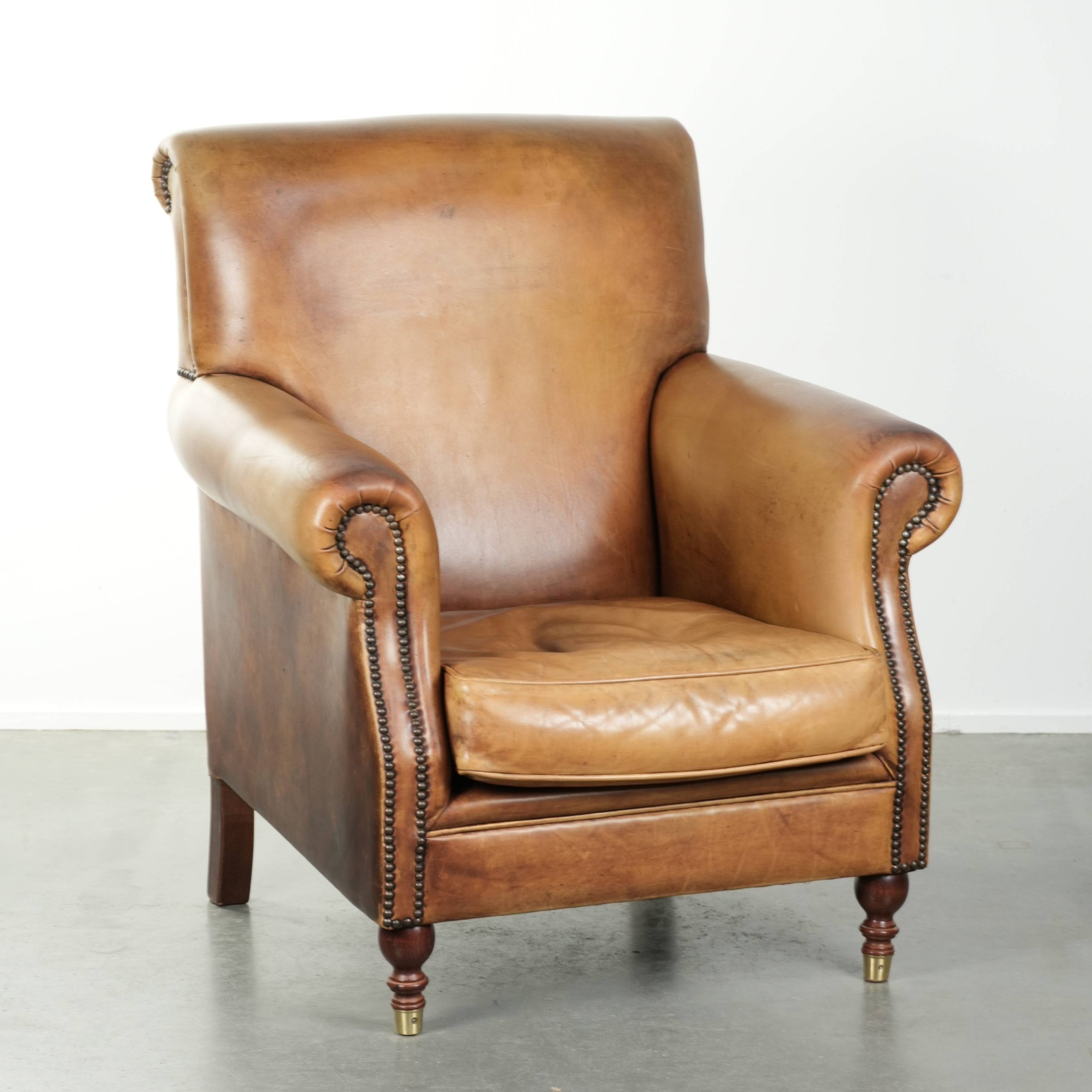 Prachtige en comfortabele fauteuil gemaakt van rundleer met een karaktervolle en charmante Engelse uitstraling