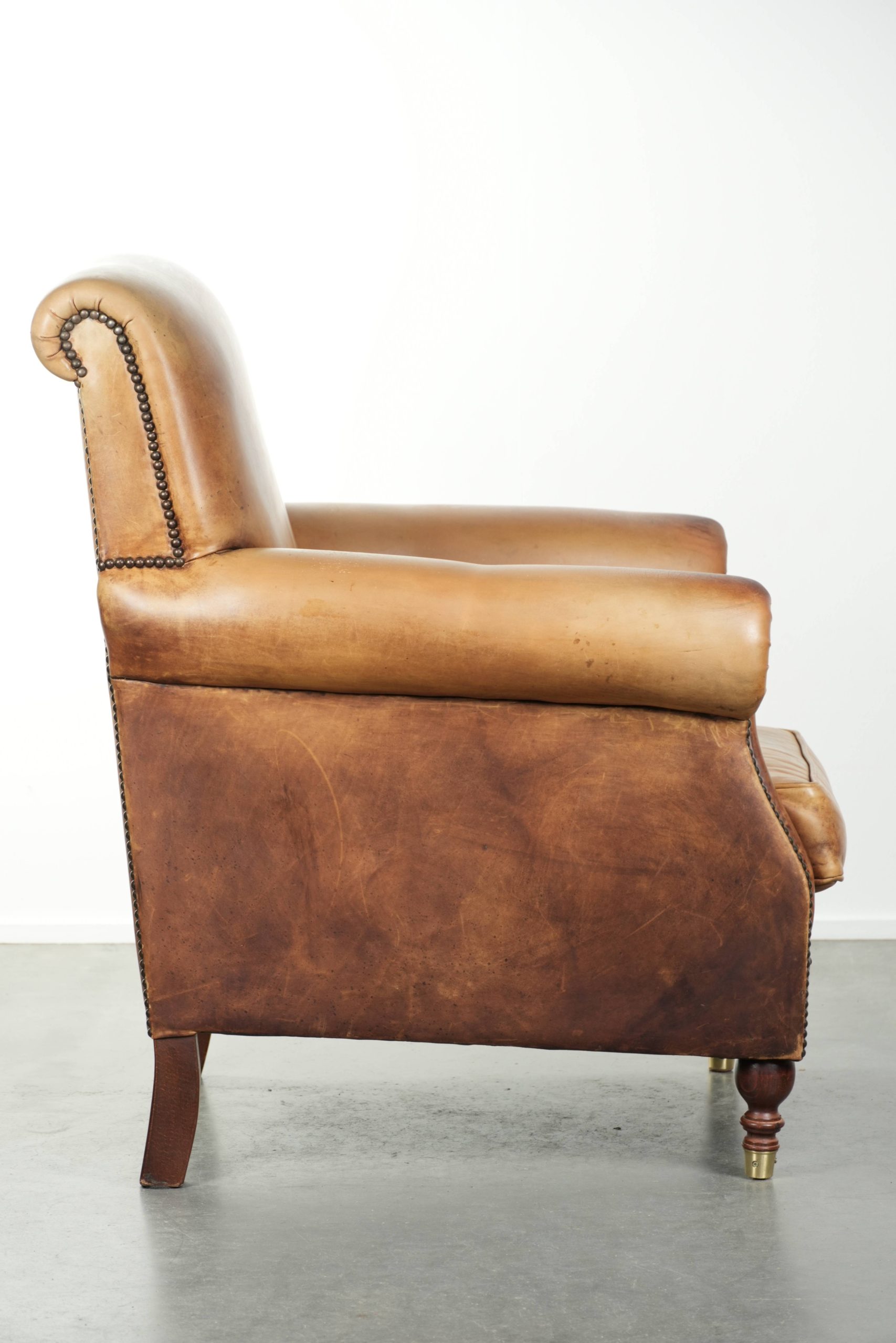 Prachtige en comfortabele fauteuil gemaakt van rundleer met een karaktervolle en charmante Engelse uitstraling - Afbeelding 3