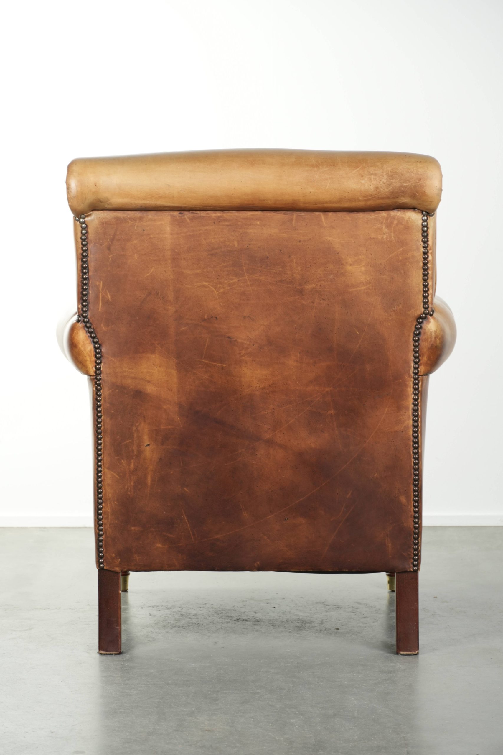 Prachtige en comfortabele fauteuil gemaakt van rundleer met een karaktervolle en charmante Engelse uitstraling - Afbeelding 4