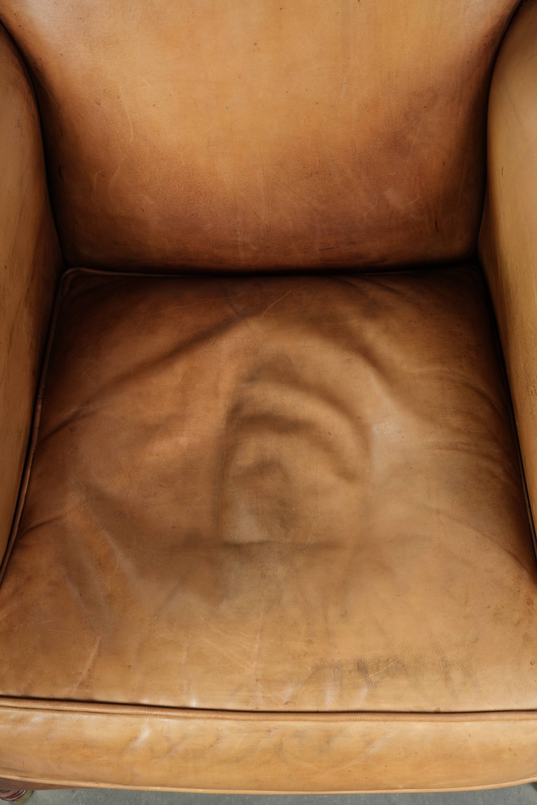 Prachtige en comfortabele fauteuil gemaakt van rundleer met een karaktervolle en charmante Engelse uitstraling - Afbeelding 6