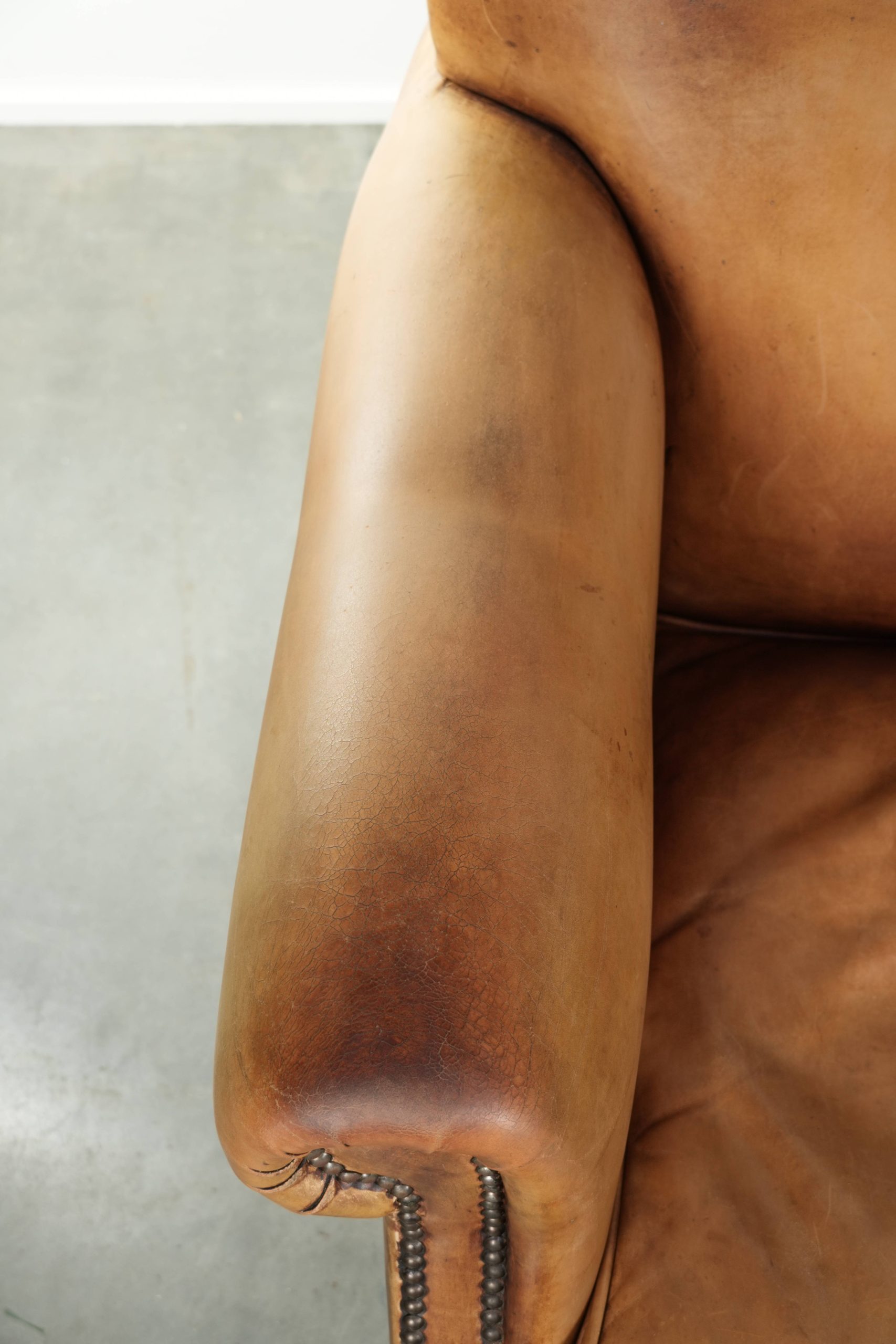 Prachtige en comfortabele fauteuil gemaakt van rundleer met een karaktervolle en charmante Engelse uitstraling - Afbeelding 7
