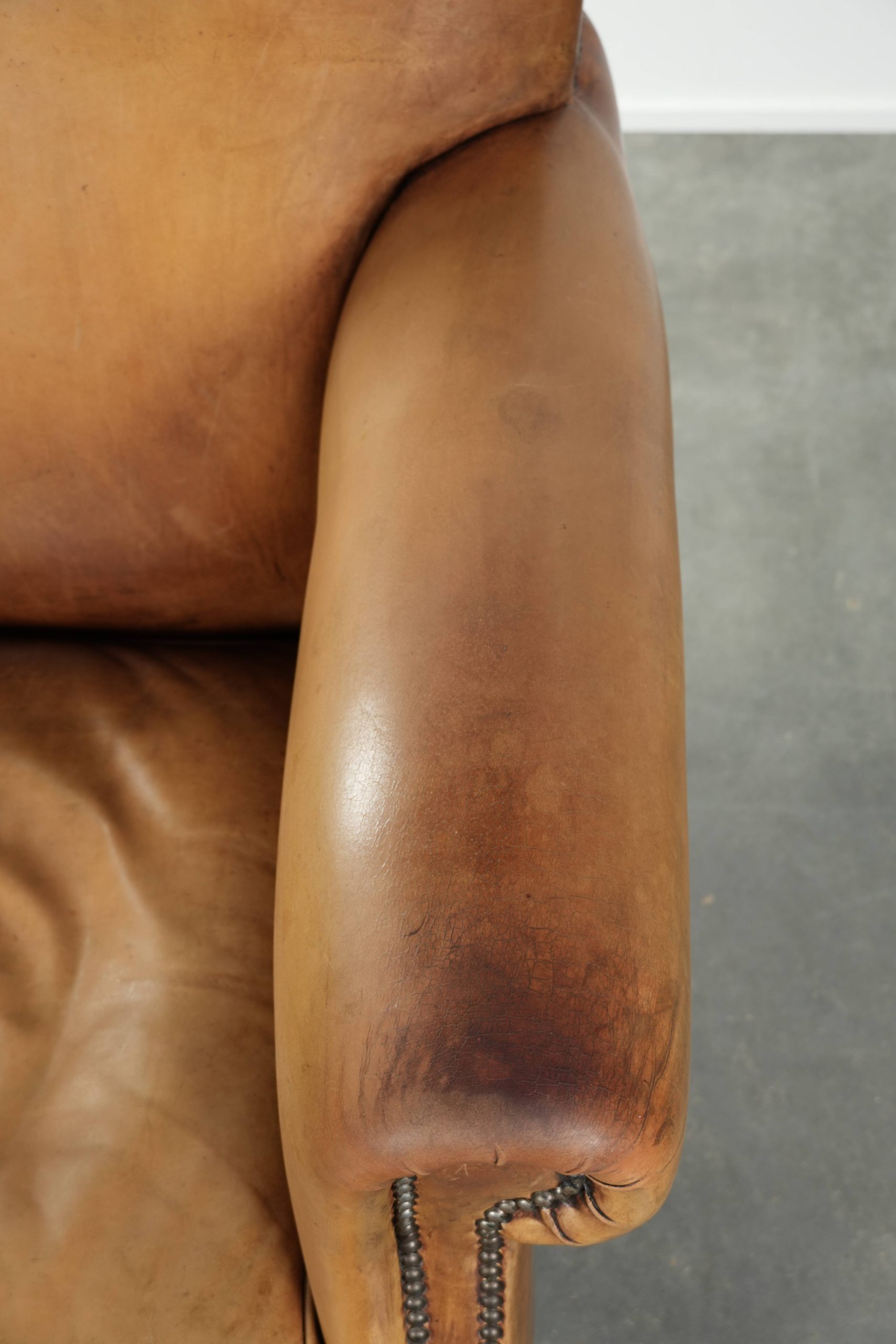 Prachtige en comfortabele fauteuil gemaakt van rundleer met een karaktervolle en charmante Engelse uitstraling - Afbeelding 8