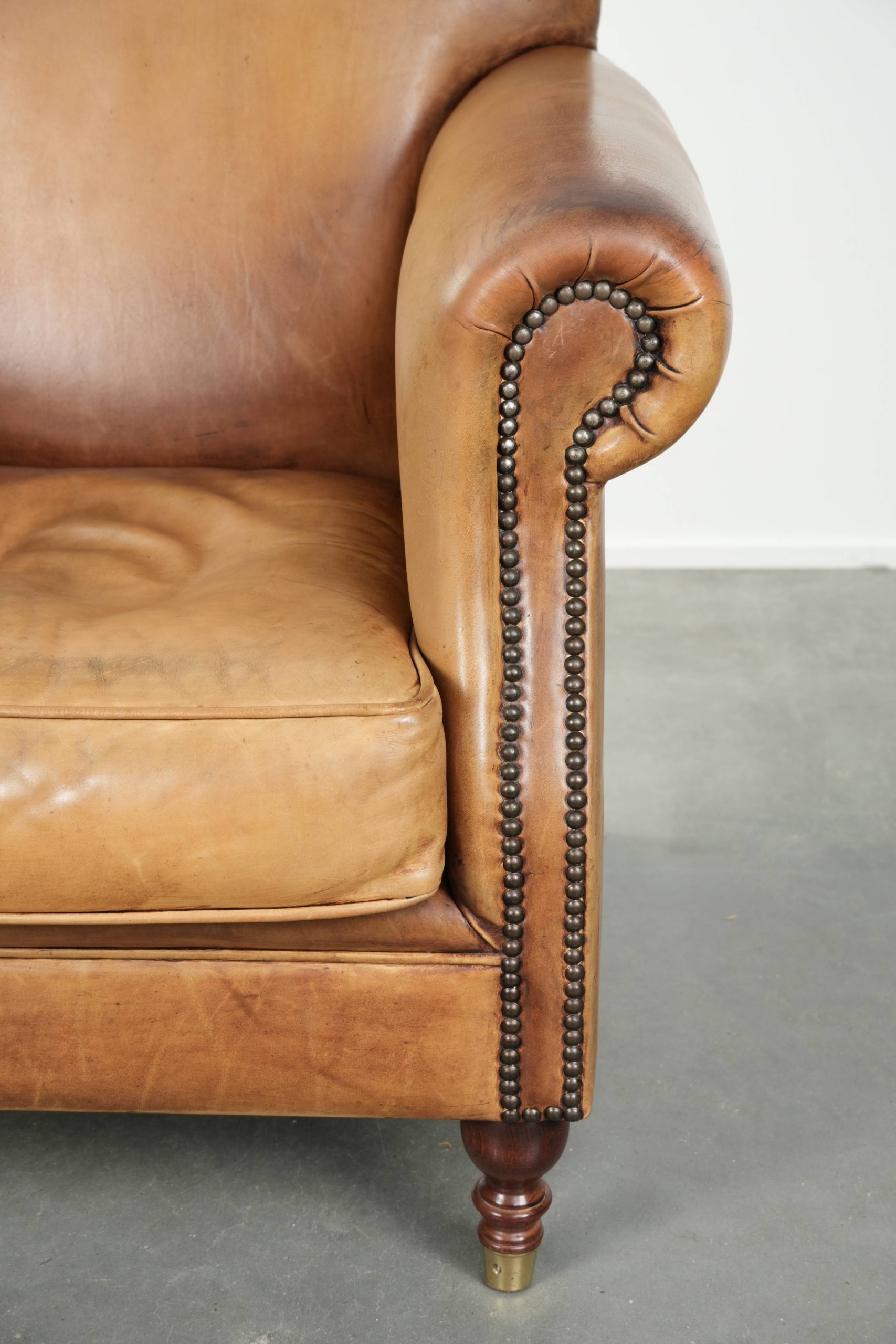 Prachtige en comfortabele fauteuil gemaakt van rundleer met een karaktervolle en charmante Engelse uitstraling - Afbeelding 9