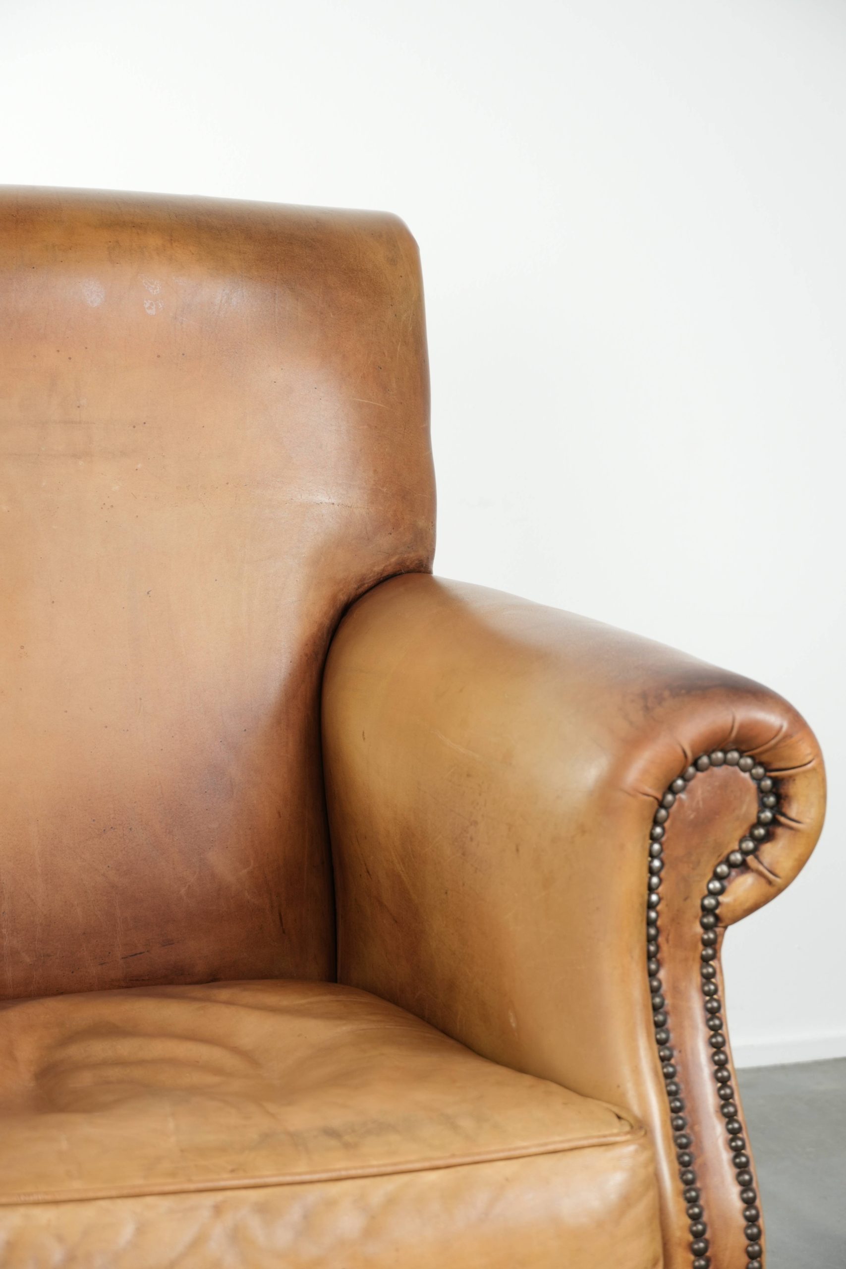 Prachtige en comfortabele fauteuil gemaakt van rundleer met een karaktervolle en charmante Engelse uitstraling - Afbeelding 10